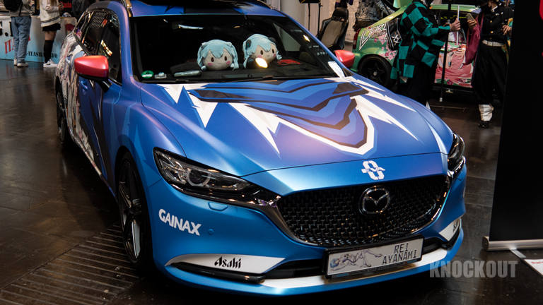 Anime-Style Autos auf der Itasha Ausstellung der DoKomi 2021
